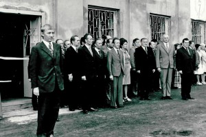 1 września 1975-Grono pedagogiczne ,  goście oraz  dyr. A. Zeller podczas uroczystości otwarcia  budynku szkolnego przy ul. Darwina 17