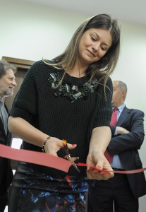 Po podpisaniu porozumienia, Olga KOTULSKA – najmłodszy członek JIG, przecięła na drzwiach biura, wstęgę inaugurując w ten sposób nowy rozdział w działalności izby.