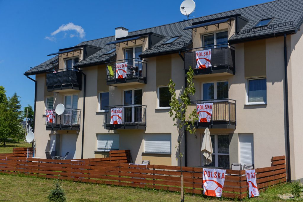Flagi reprezentacji Polski na blokach w Jaworznie.