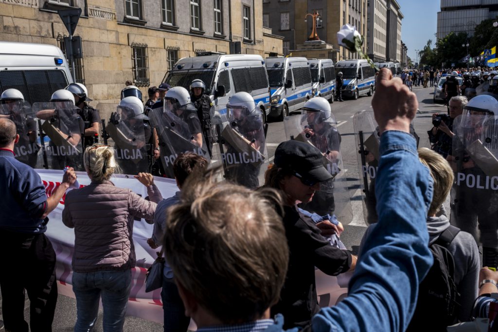 6 maja. Katowice. Marsz Powstańców Śląskich. Grupa osób próbowała zablokować trasę marszu.