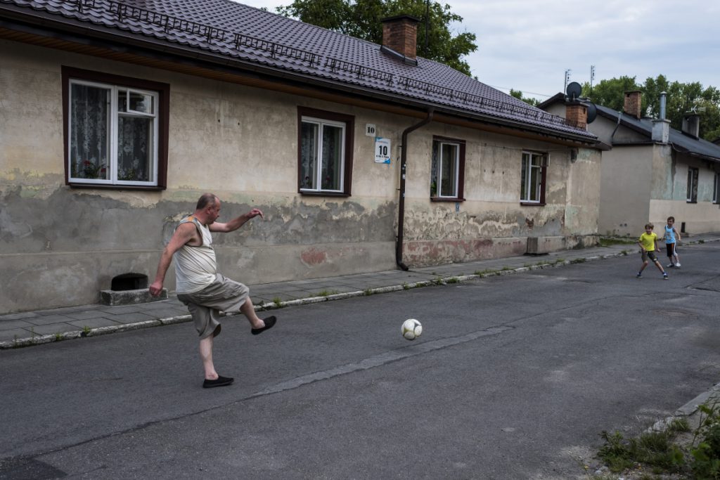 15 lipca, Pieczyska, tuż obok dawnej Cementowni. Mieszkańcy spędzają wolny czas w niedzielę na graniu w piłkę nożną.